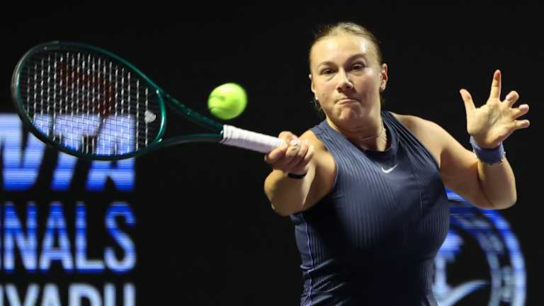 Amanda Anisimova completes WTA Finals comeback against Iga Swiatek to seal semifinal berth